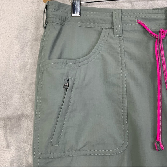 The North Face Water Resistant Convertible Pants. Green. Size 12. - Picture 4 of 9